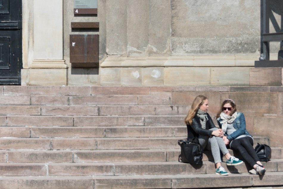 Piger på trappen op til Københavns Universitet - Original