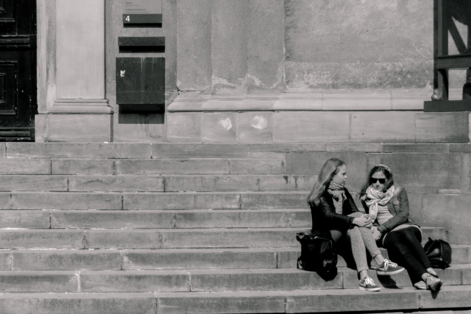 Piger på trappen op til Københavns Universitet - Redigeret